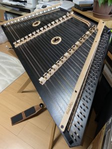 Dusty Strings ハンマーダルシマー　Black Overture ダンパー付入荷